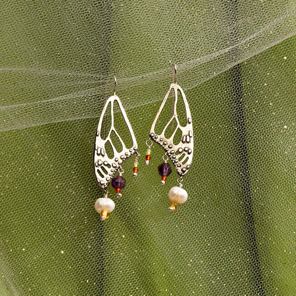 Aretes largos de alas de mariposa monarca.